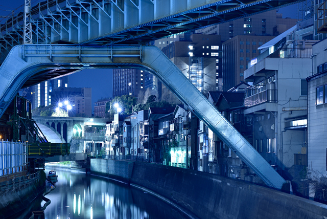 作品5：1923（大正12）年竣工の神田、昌平橋（しょうへいばし）から撮影した、1927（昭和2）年竣工の御茶ノ水、聖橋（ひじりばし）と川沿いの建物。