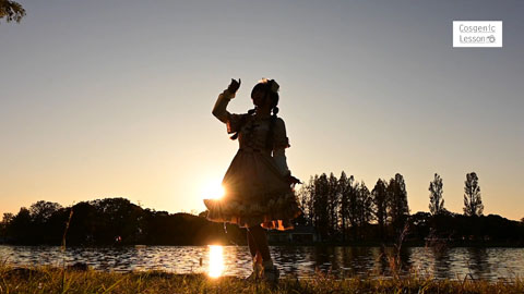 夕景バックに川沿いに佇む女性のシルエット写真（動画サムネイル）。