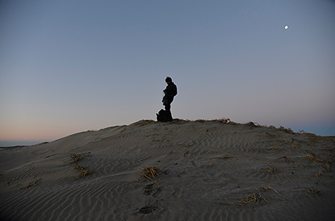砂丘の上で撮影ポイント探る
