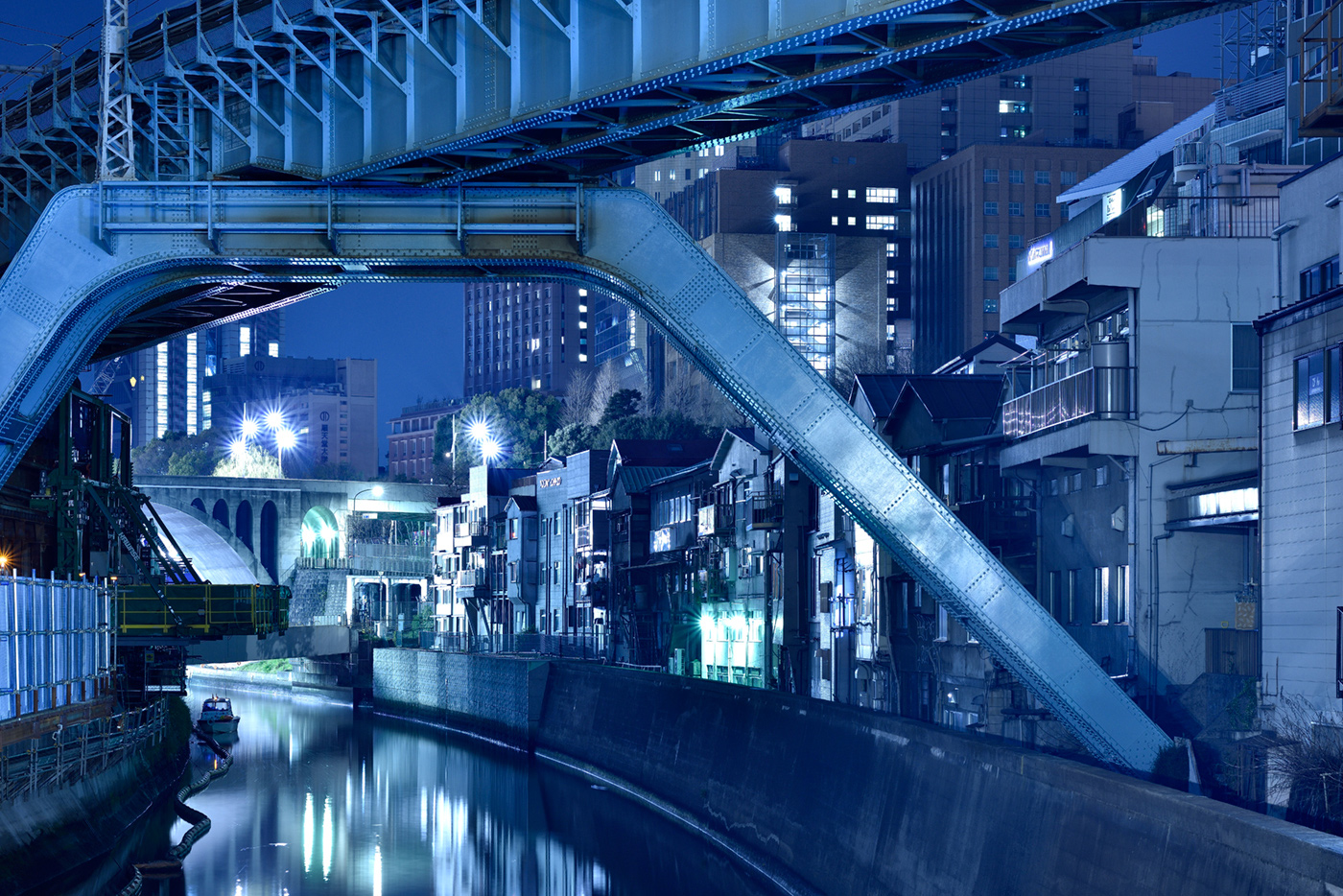 作品5：1923（大正12）年竣工の神田、昌平橋（しょうへいばし）から撮影した、1927（昭和2）年竣工の御茶ノ水、聖橋（ひじりばし）と川沿いの建物。