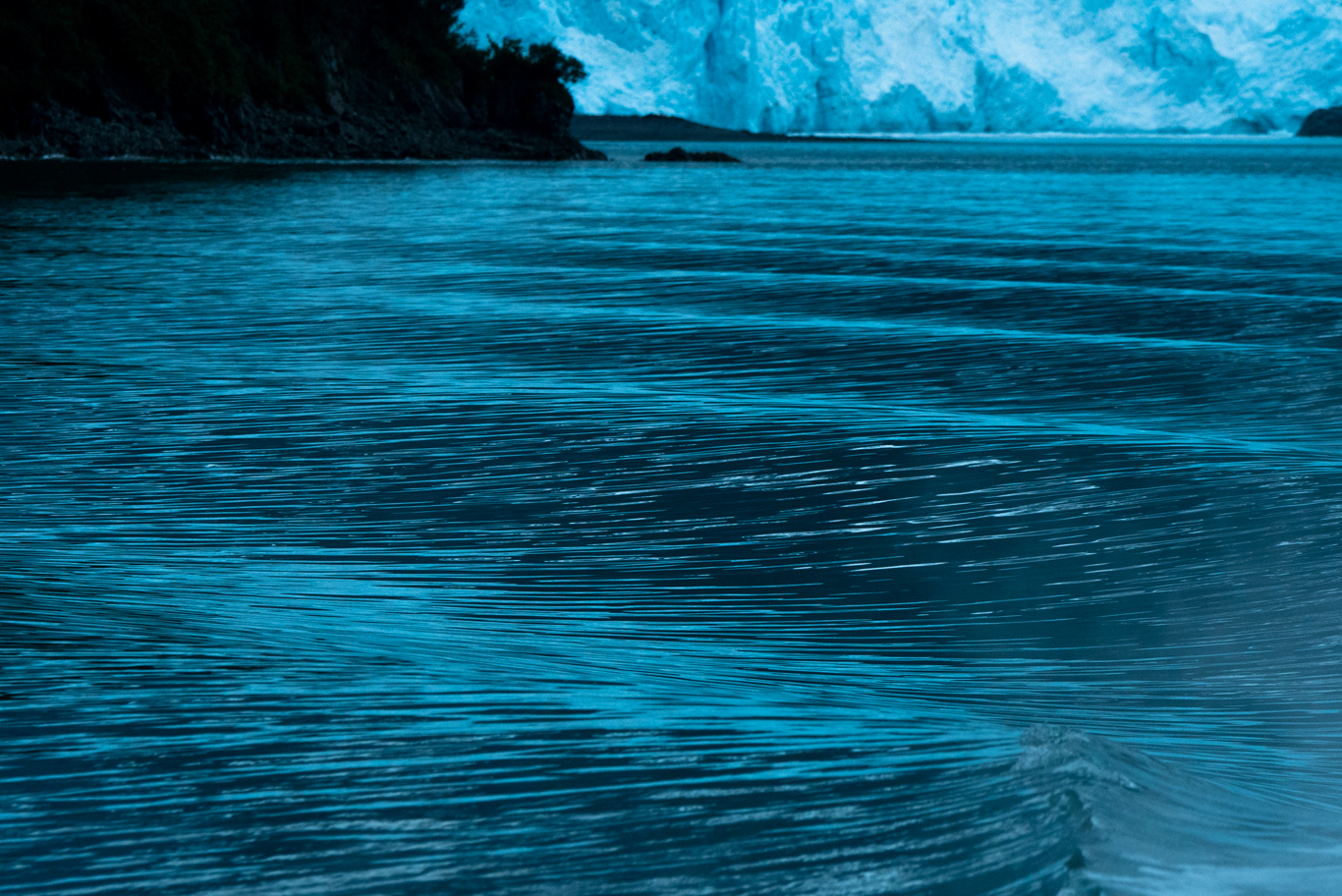 氷河と交わる水