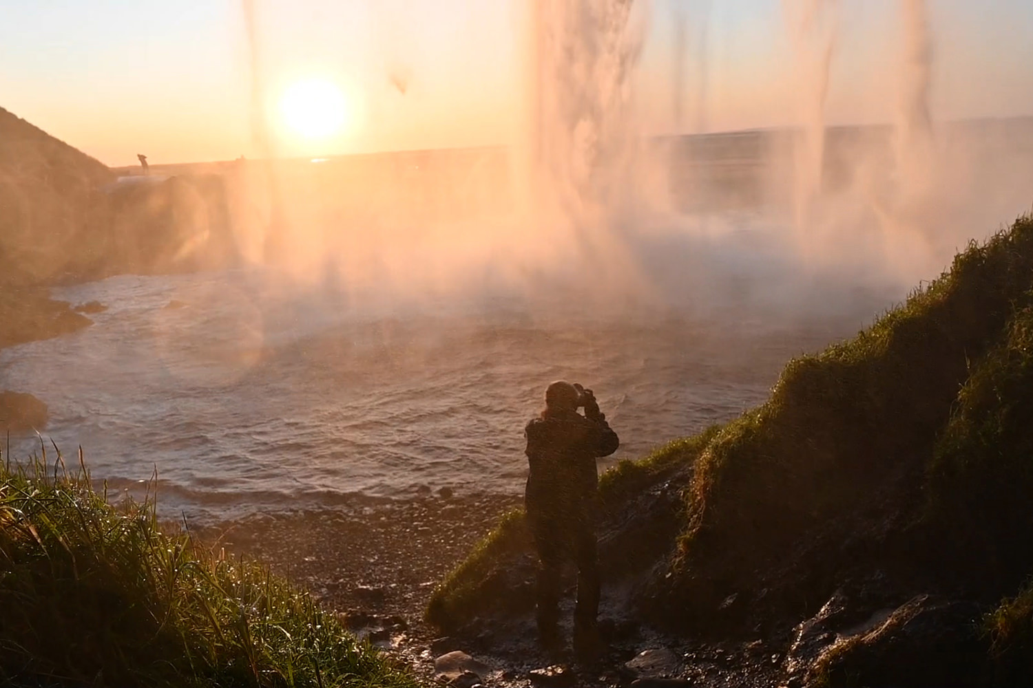 さまざまな風景が続くアイスランドの撮影風景。水と氷の大地であることを実感。